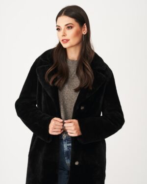 Czarny kożuch damski z dużym kołnierzem i dwoma guzikami, idealny na zimowe dni