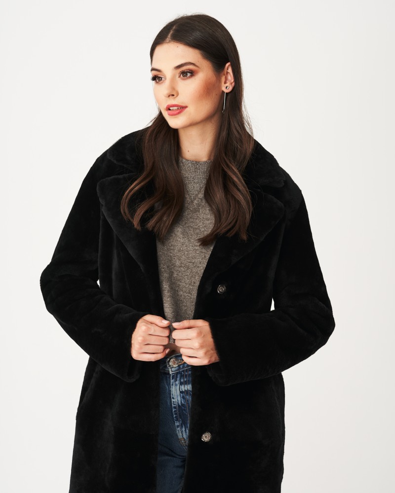 Czarny kożuch damski z dużym kołnierzem i dwoma guzikami, idealny na zimowe dni