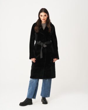 Czarny kożuch damski z paskiem, z klasycznym kołnierzem i długimi rękawami, idealny na zimowe dni