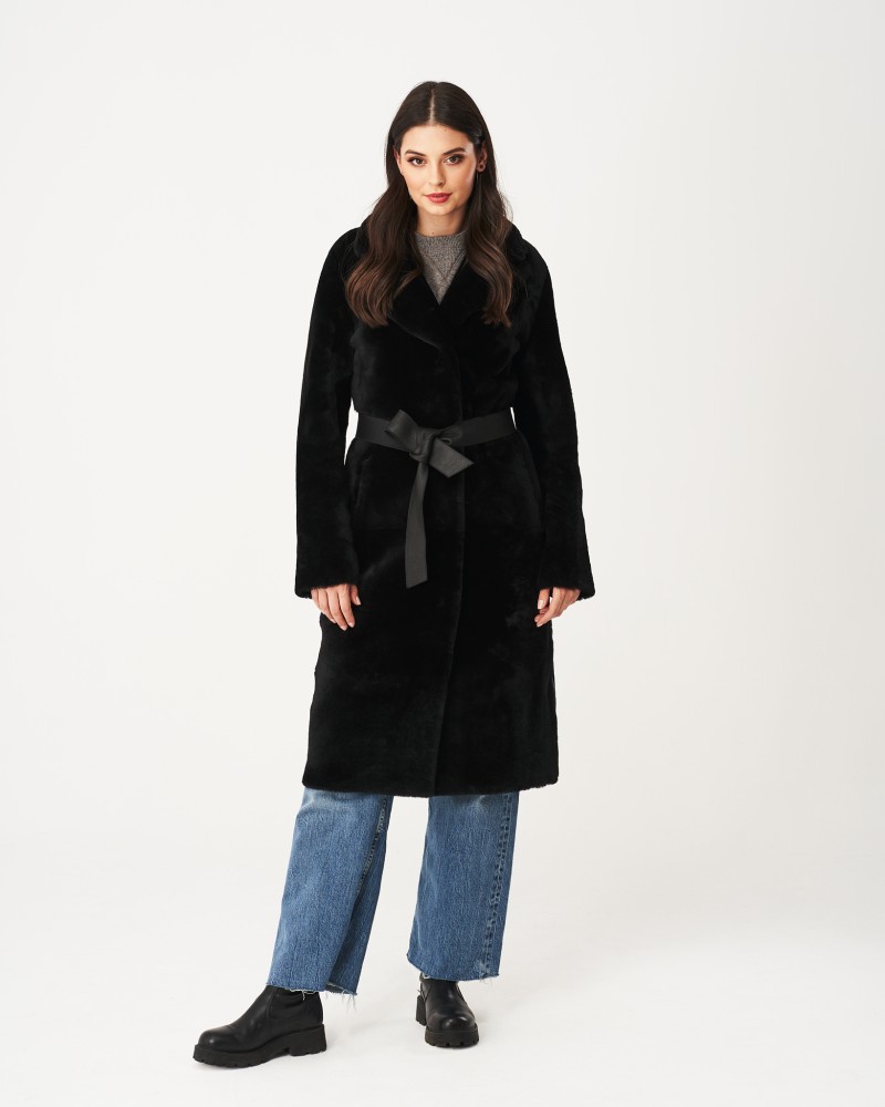 Czarny kożuch damski z paskiem, z klasycznym kołnierzem i długimi rękawami, idealny na zimowe dni