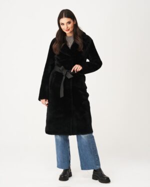 Czarny kożuch damski z paskiem w talii, klasyczny krój, duży kołnierz i miękka tkanina