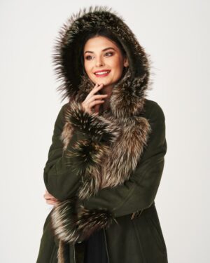 Zielony kożuch damski z futrzanym kapturem i eleganckim wykończeniem na rękawach