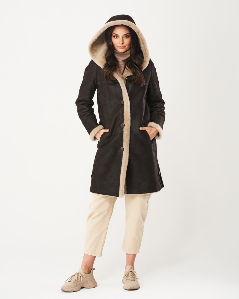 Kożuch damski w kolorze czarnym z kapturem i beżowym futerkiem, z guzikami i kieszeniami na bokach