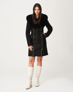 Kożuch damski w czarnym kolorze z dużym futrzanym kołnierzem i zamkiem błyskawicznym z przodu