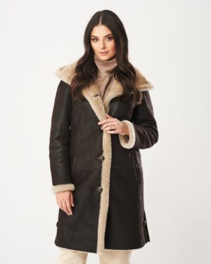 Kożuch damski w kolorze ciemnego brązu z jasnym futrem, długim krojem i eleganckimi guzikami