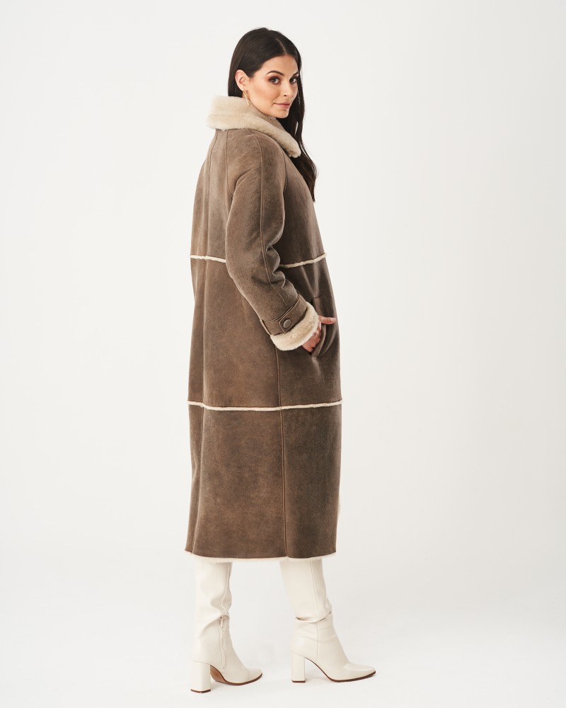 Kożuch damski w kolorze brązowym z miękkim kołnierzem i mankietami, długi krój z subtelnymi przeszyciami