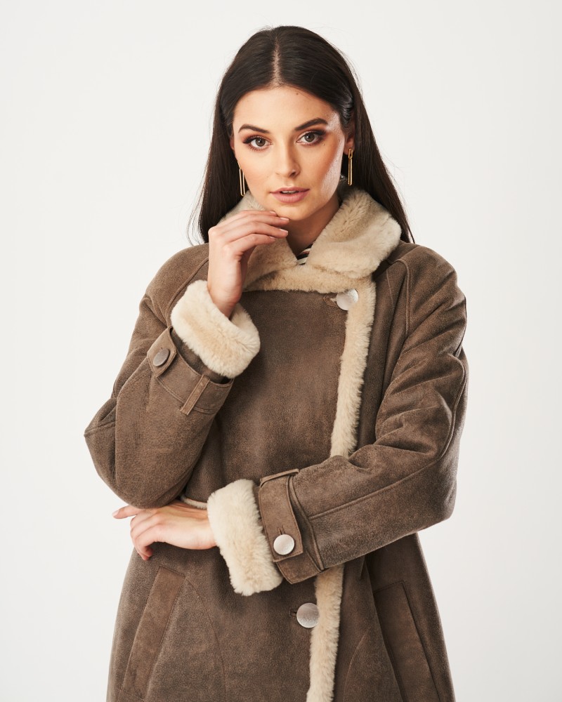 kożuch damski w kolorze brązowym z futrzanym kołnierzem i ozdobnymi guzikami