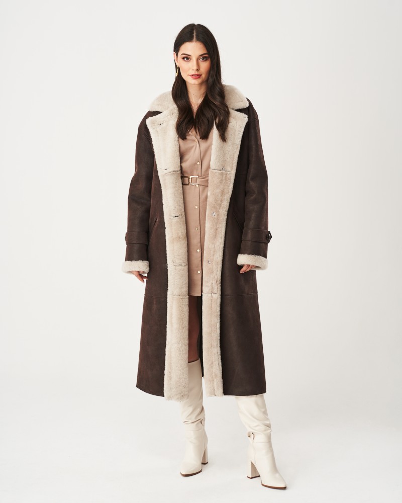 kożuch damski w kolorze brązowym z jasnym futrem, długi krój z szerokim kołnierzem i paskiem w talii