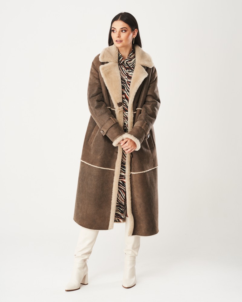 Kożuch damski w kolorze brązowym z szerokim kołnierzem i paseczkiem w talii, idealny na zimowe dni