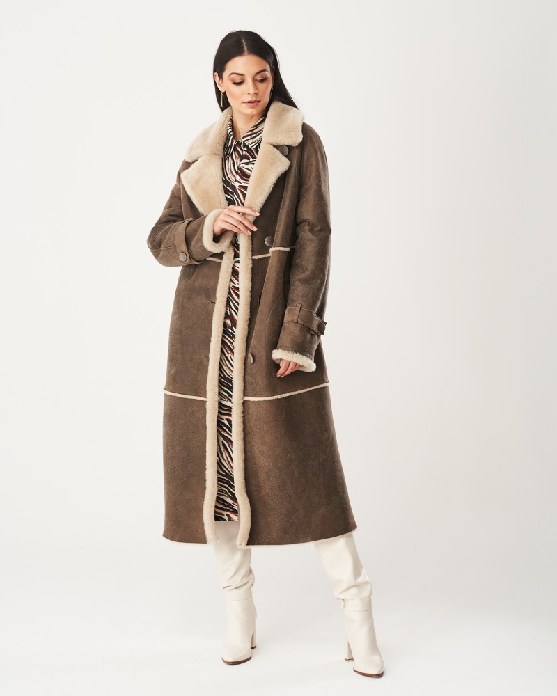 Kożuch damski w kolorze brązowym z szerokim kołnierzem i ozdobnym paskiem w talii