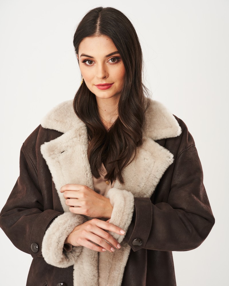 kożuch damski w brązowym kolorze z jasnym futrzanym kołnierzem i szerokimi rękawami