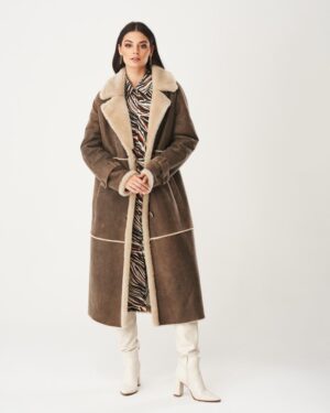 Kożuch damski w brązowym kolorze z szerokim kołnierzem i guzikiem, idealny na zimowe dni