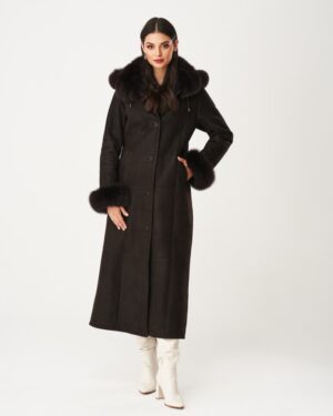 Czarny kożuch damski z futrzanym kołnierzem i mankietami, zapinany na guziki, idealny na zimowe dni