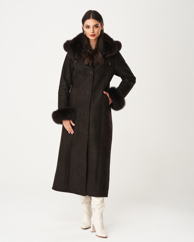 Czarny kożuch damski z futrzanym kołnierzem i mankietami, zapinany na guziki, idealny na zimowe dni