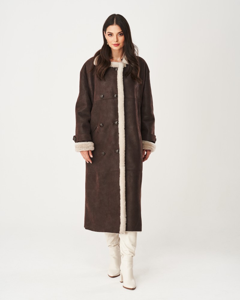Kożuch damski w ciemnym brązie z futrzanym wykończeniem i dużymi guzikami, idealny na zimowe dni