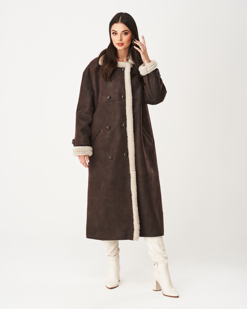 Kożuch damski w brązowym kolorze z futrzanym kołnierzem i dwoma rzędami guzików, idealny na zimowe dni