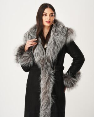 Czarny kożuch damski z szerokim szarym futrzanym kołnierzem i paskiem w talii
