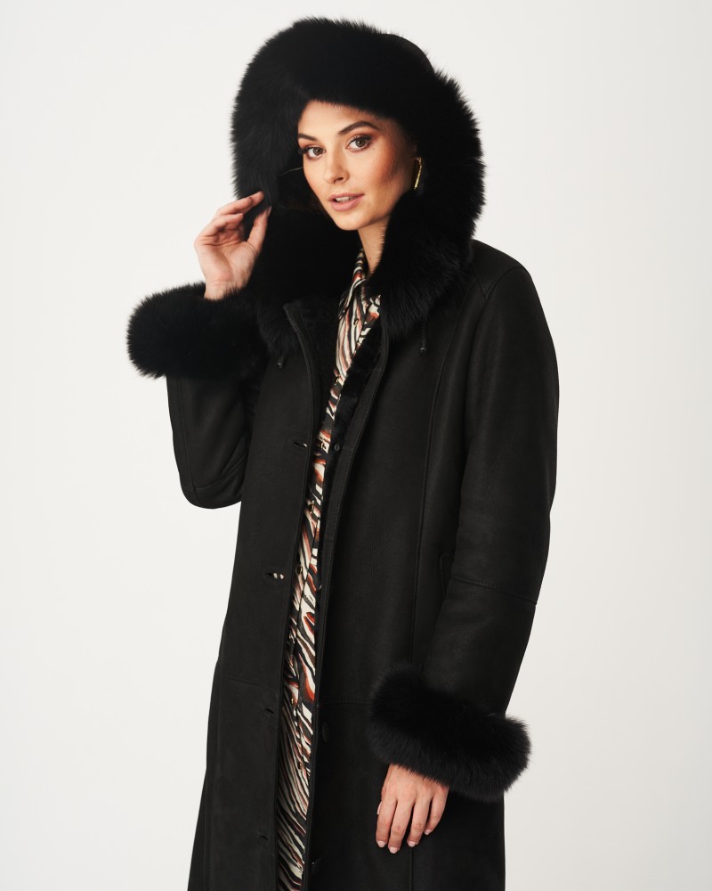 Kożuch damski w kolorze czarnym z futrzanym kapturem i rękawami, elegancki krój z guzikami i kieszeniami