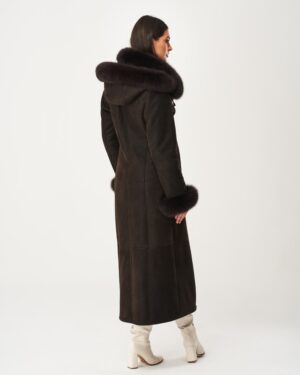 Kożuch damski w ciemnym odcieniu z futrzanym kołnierzem i mankietami, o długim kroju i kapturem