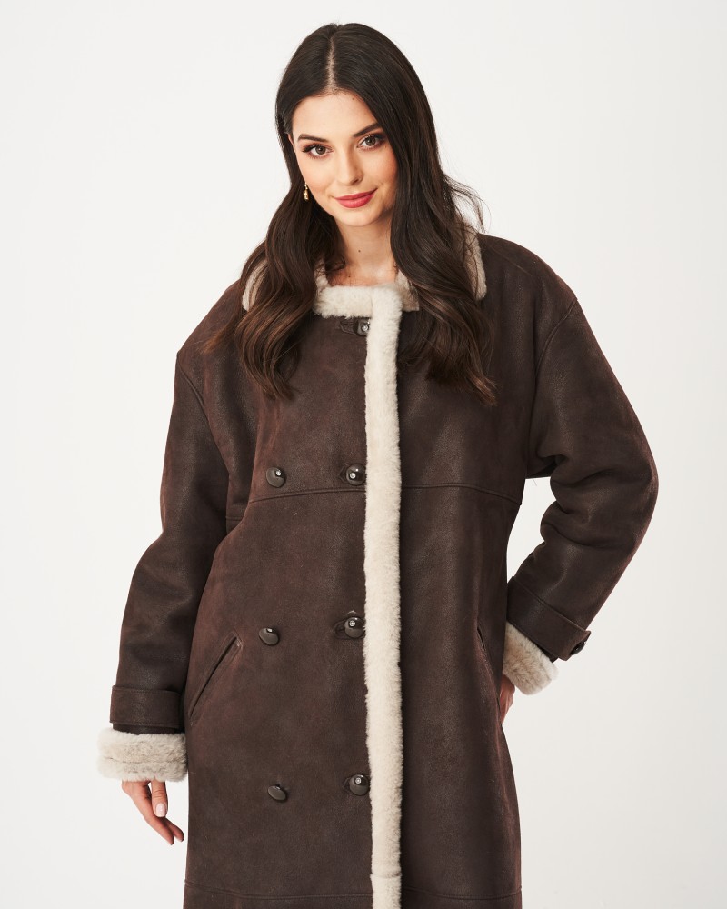 Kożuch damski w ciemnym brązie z futrzanym kołnierzem i guzikami, idealny na zimowe dni
