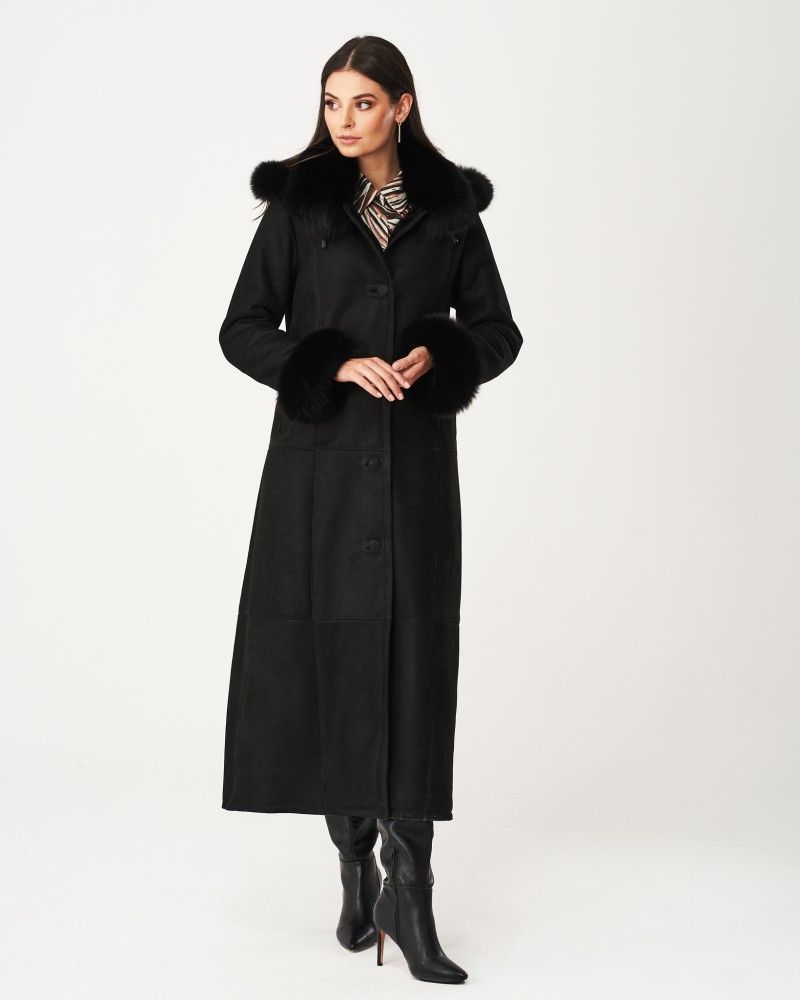 Długi czarny kożuch damski z futrzanym kołnierzem i rękawami, zapinany na guziki
