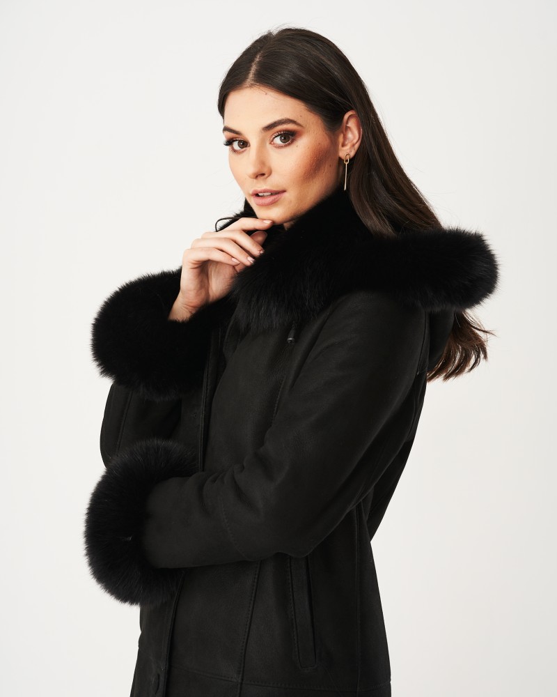 Czarny kożuch damski z futrzanym kołnierzem i mankietami, z kapturem i subtelnym krojem