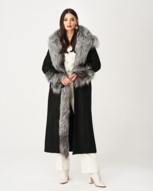 Czarny kożuch damski z szarym futrzanym kołnierzem i długim krojem, idealny na zimowe dni