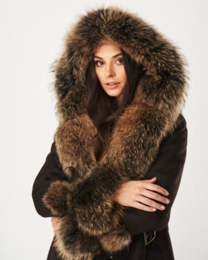 Kożuch damski z dużym futrzanym kapturem, w kolorze brązowym, z eleganckimi detalami na rękawach