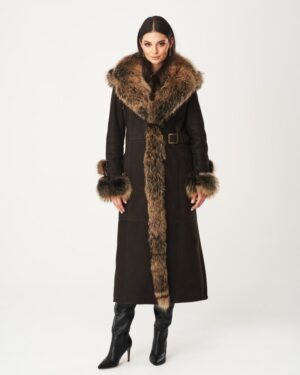 Kożuch damski w ciemnym brązie z szerokim futrzanym kołnierzem i rękawami, z paskiem w talii