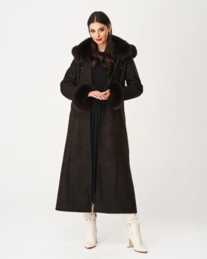 Ciemny kożuch damski z futrzanym kołnierzem, długim krojem i eleganckimi guzikami