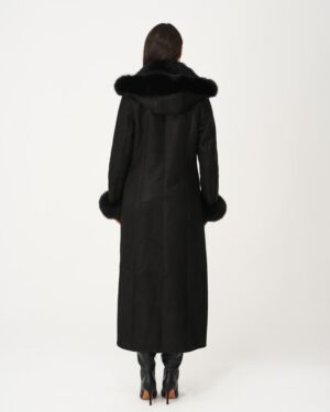 Czarny kożuch damski z kapturem i futrzanym wykończeniem, długi fason, idealny na zimowe dni