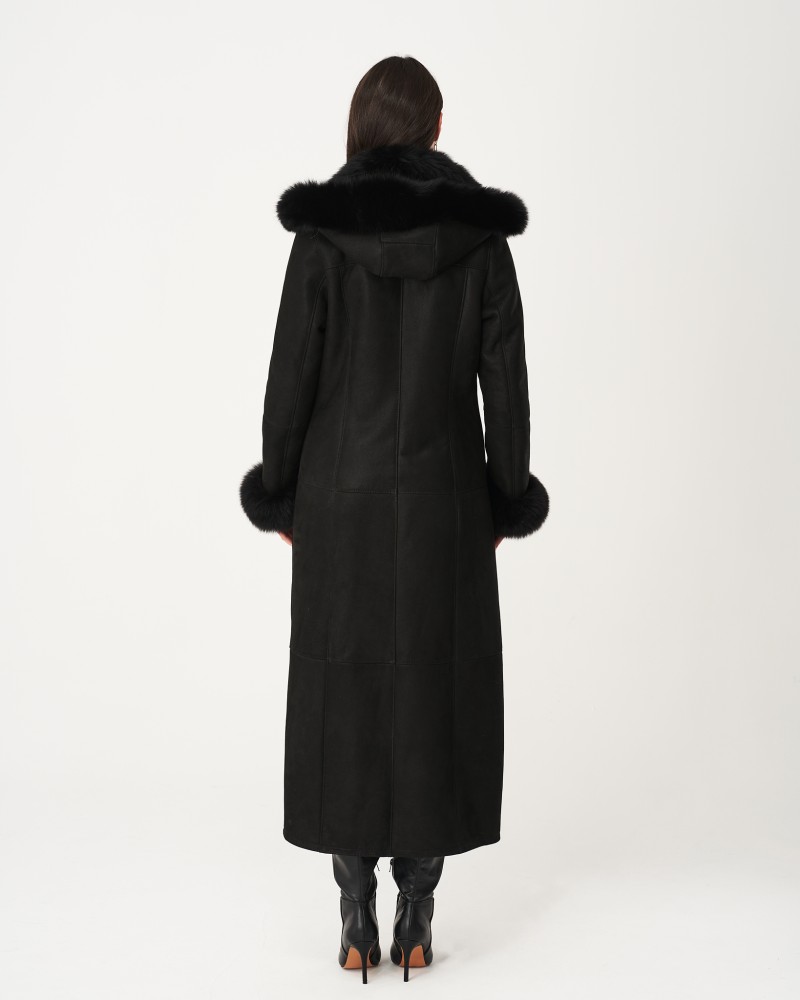 Czarny kożuch damski z kapturem i futrzanym wykończeniem, długi fason, idealny na zimowe dni