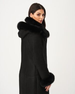 Czarny kożuch damski z kapturem, ozdobiony futrzanym kołnierzem i mankietami, elegancki i ciepły