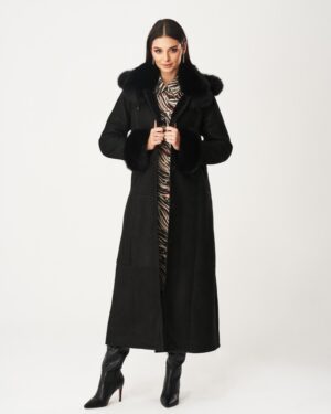 Czarny kożuch damski z futrzanym kołnierzem i mankietami, długi krój, idealny na zimowe dni