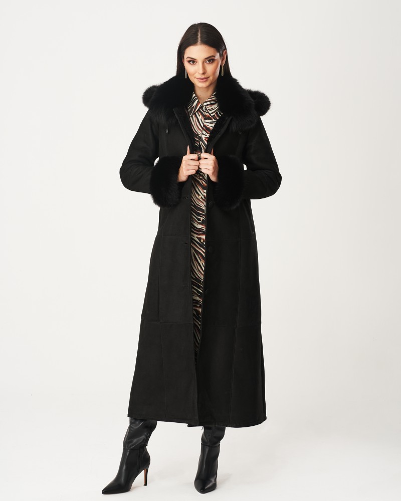 Czarny kożuch damski z futrzanym kołnierzem i mankietami, długi krój, idealny na zimowe dni