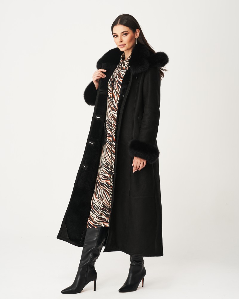 Czarny kożuch damski z futrzanym kołnierzem i długim krojem, idealny na zimowe dni