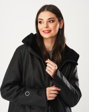 Kożuch damski w kolorze czarnym z kapturem i miękkim wykończeniem przy kołnierzu