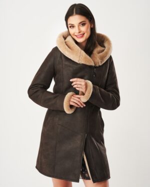 Kożuch damski w ciemnym kolorze z szerokim futrzanym kołnierzem i ozdobnym zamkiem błyskawicznym