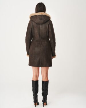 Kożuch damski w ciemnym brązie z kapturem i futrzanym wykończeniem, idealny na zimowe dni