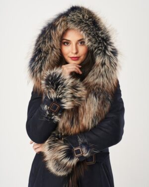 Kożuch damski z dużym futrzanym kapturem i ozdobnymi paskami na rękawach w odcieniu granatowym