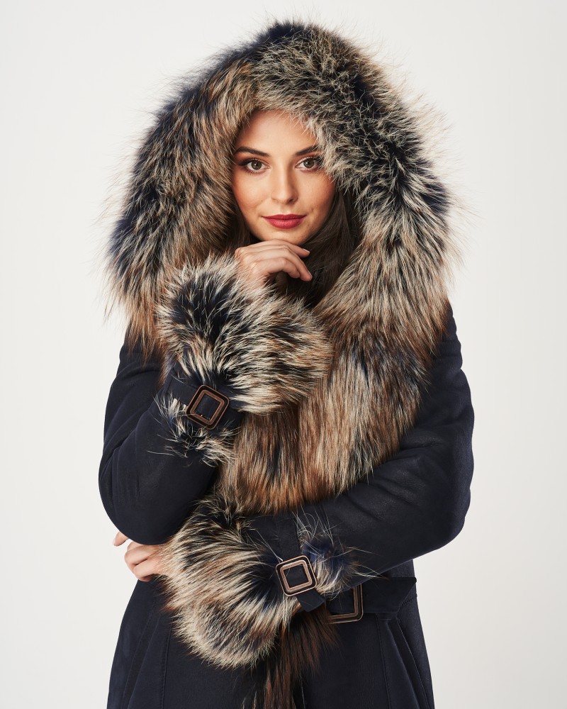 Kożuch damski z dużym futrzanym kapturem i ozdobnymi paskami na rękawach w odcieniu granatowym