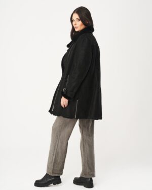 Czarny kożuch damski z kołnierzem i zamkiem, luźny krój z długimi rękawami i kieszeniami