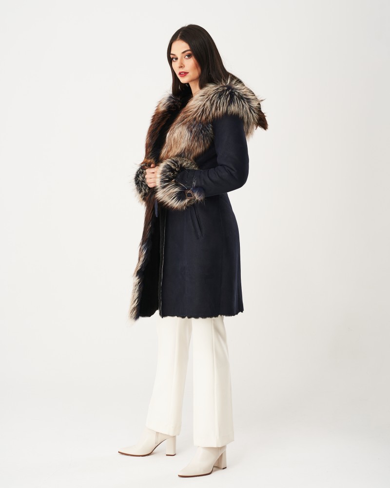 Ciemnoniebieski kożuch damski z futrzanym kołnierzem i mankietami, idealny na zimowe dni