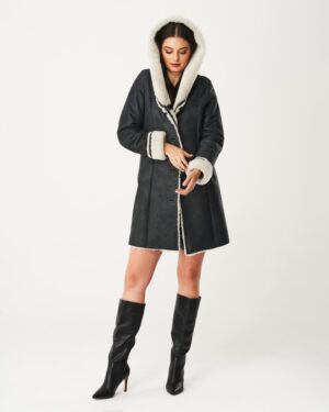 Kożuch damski w kolorze popiel z kapturem i futrzanym wykończeniem, zapinany na guziki