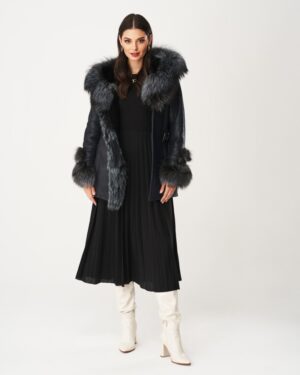 Kożuch damski w kolorze granatowym z futrzanym kołnierzem i mankietami, zapinany na pasek