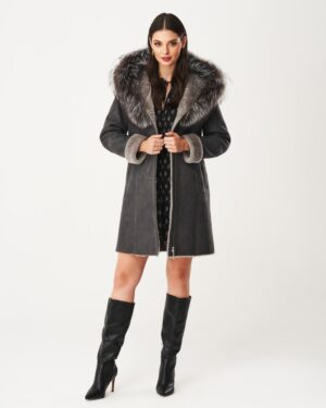 Kożuch damski w kolorze szarym z futrzanym kołnierzem i zamek na całej długości