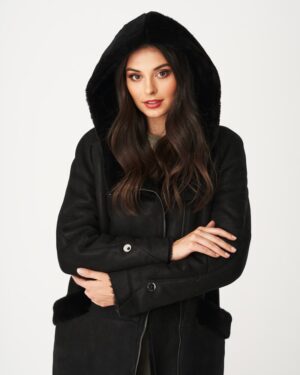 Czarny kożuch damski z kapturem, zapinany na zamek, z miękkim futerkiem przy kołnierzu i kieszeniach