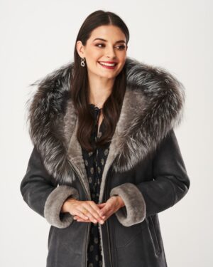 kożuch damski w kolorze ciemnoszarym z futrzanym kołnierzem i miękkimi mankietami