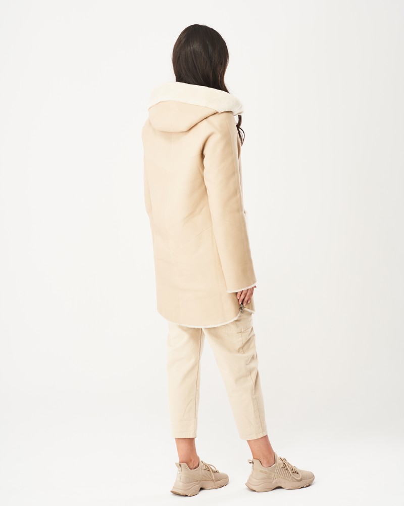 Kożuch damski w jasnym odcieniu z kapturem i miękkim futrem przy kołnierzu