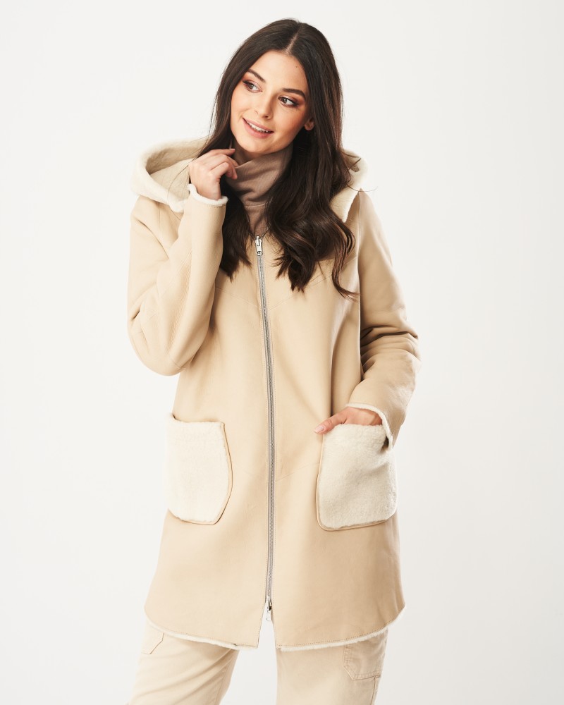 Kożuch damski w jasnym beżowym kolorze z kapturem i kieszeniami z miękkim futerkiem